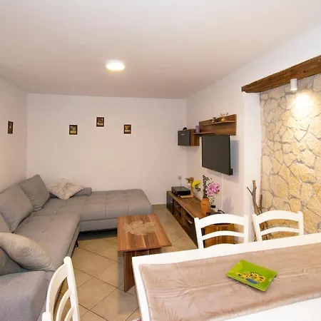Apartment Apartman Maja 2 *