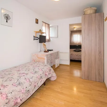 Apartman Maja 2 *