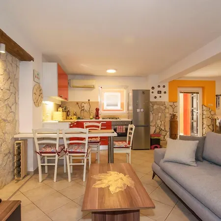 Apartman Maja 2 *